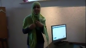 Jamila, Seorang Wanita Maghribi, Mencoba Keintiman Lesbian Dengan Seorang Gadis Belanda, Dengan Kapsyen Arab