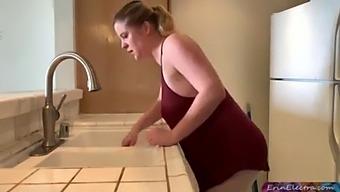 Madura Y Adolescente En La Cocina