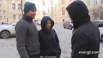 Мужчина Без Денег Позволяет Привлекательному Партнеру Заняться Сексом С Другим Человеком За Деньги.