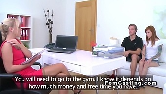 Η Κοκκινομάλλα Επιδεικνύει Την Εντυπωσιακή Της Τεχνική Στο Βαθύ Λαιμό Κατά Τη Διάρκεια Της Ακρόασης.