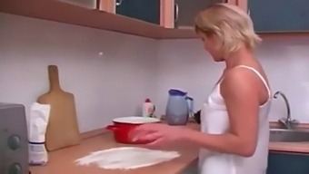 لقاء بري لأم مثيرة روسية مع عضو غير عائلي