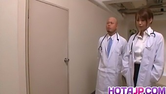 Adolescenta Asiatică Arisa Ebihara Primește Tratament Medical De La Mai Mulți Medici
