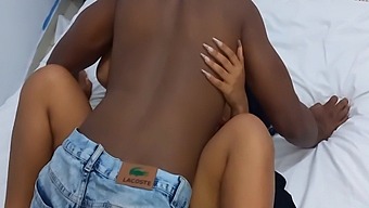 Homem Dotado Faz Sexo Comigo No Quarto Enquanto O Corno Bebe Com Os Amigos