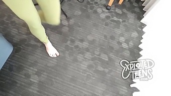 Jeune Et Mince De 19 Ans Avec Des Seins Fermes Fait Une Fellation Tout En Portant Un Pantalon De Yoga