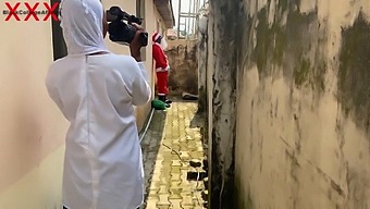 Encontro Quente De Natal Com O Papai Noel E Uma Mulher Sedutora Vestida Com Hijab. Inscreva-Se No Vermelho
