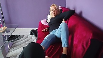 足フェチのブロンド女性に初めての足崇拝