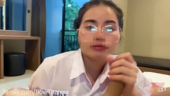Frumusețea Brunetă Devine Obraznică În Acțiunea Cosplay Pas Cu Pas