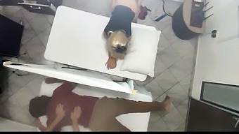 Лепа Жена Прима Еротску Масажу И Има Секс Са Доктором Пред Мужем.