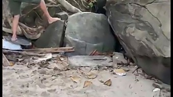 सभी के लिए समुद्र तट पर समूह सेक्स।