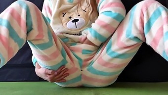 Молодая Девушка С Маленькой Грудью В Ночной Одежде Удовлетворяет Себя И Достигает Оргазма Сквиртом.