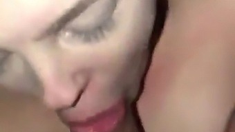 כישורי הפה המדהימים של החברה בתצוגה מלאה