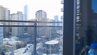 Fata De Jocuri Îmbrăcată Se Expune Pe Balcon