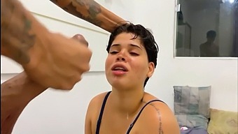 Isteri Berpunggung Besar Memberikan Blowjob