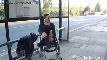 Μια Τολμηρή Ερμηνεύτρια Ενηλίκων Αποκαλύπτεται Σε Δημόσιο Περιβάλλον.