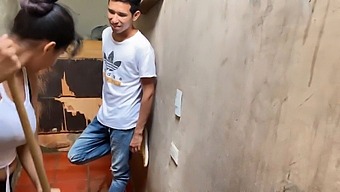 Me Estoy Follando A Mi Padrastro En La Lavandería De Mi Casa